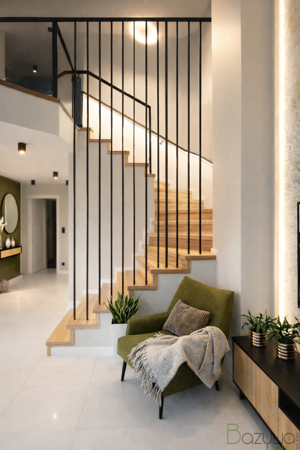 Autorski projekt schodów drewnianych z czarną balustradą w eleganckim wnętrzu